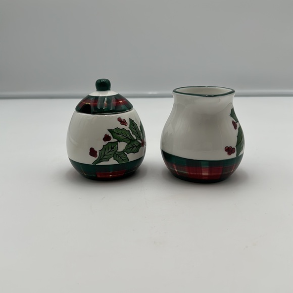 Vintage Christmas creamer and lidded sugar set Pacific Rim HollyBerry - Picture 4 of 16